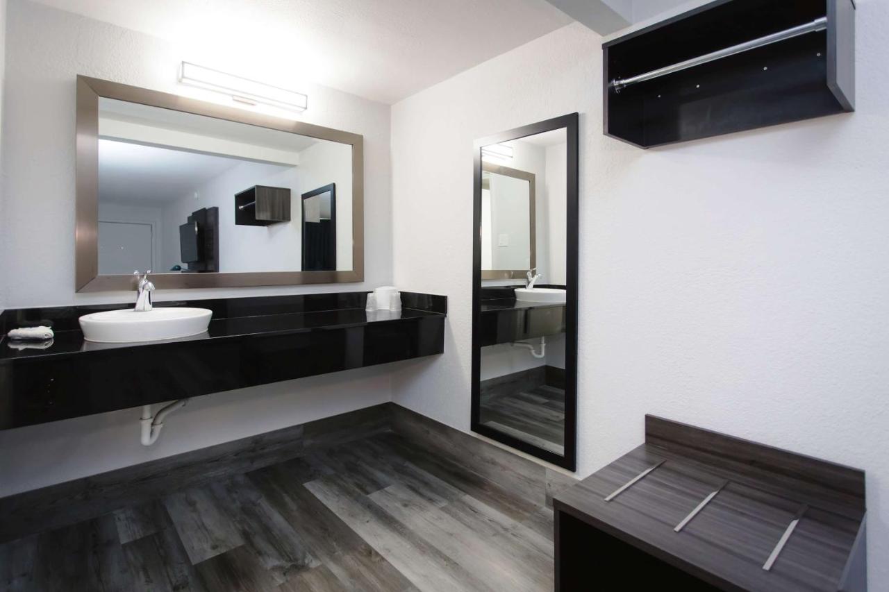 Standard Suite - Non-Smoking at Motel 6 Houston, Tx-Medical Center/Reliant Park