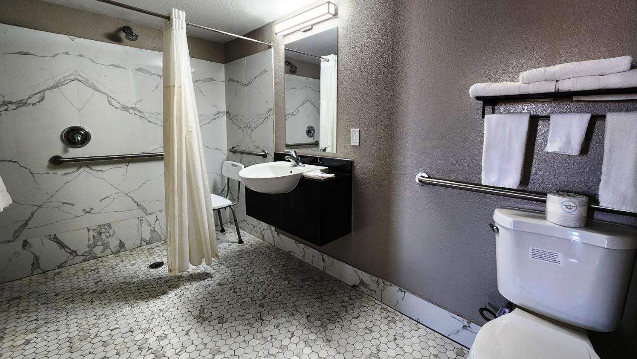 Queen Room with Two Queen Beds - Disability Access - Roll In Shower at Motel 6 Houston, Tx-Medical Center/Reliant Park