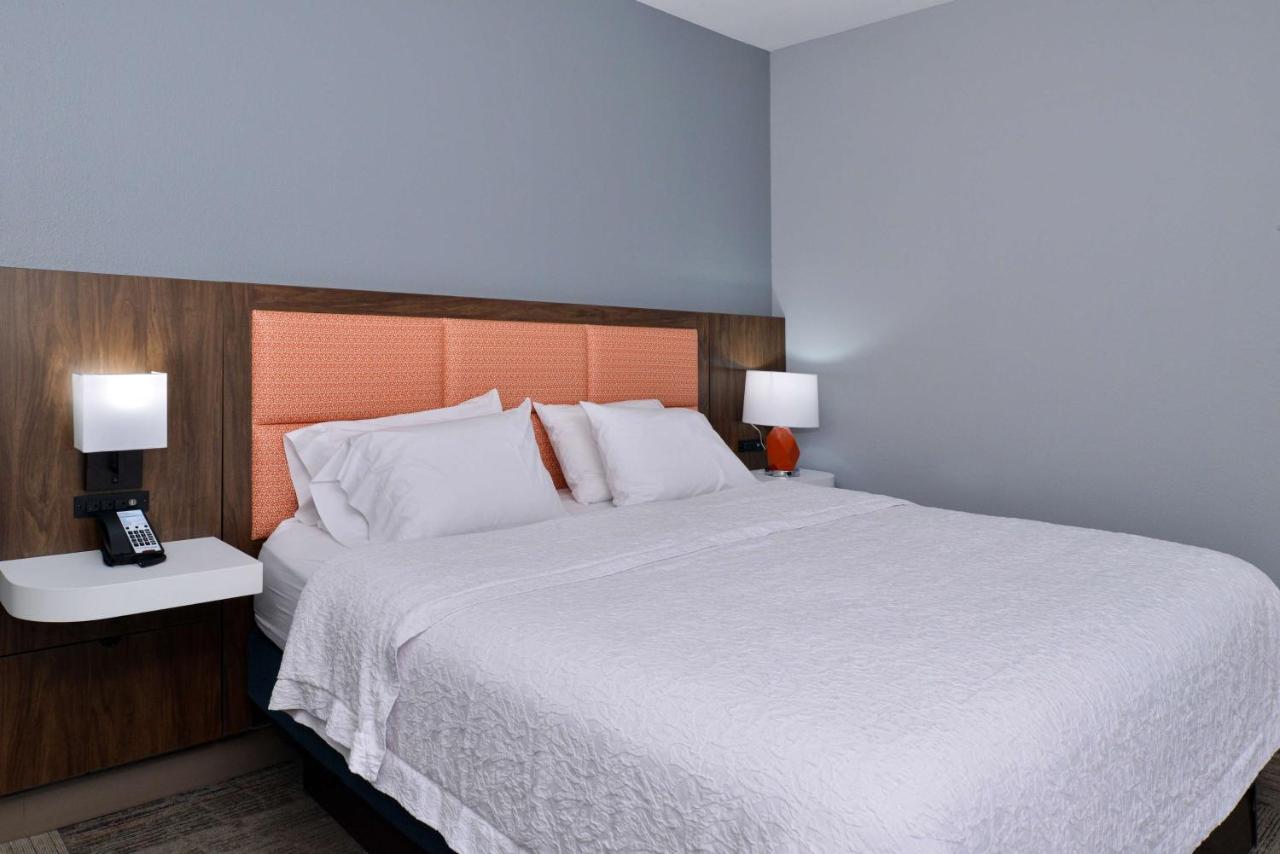 King Room at Hampton Inn Kansas City Northeast