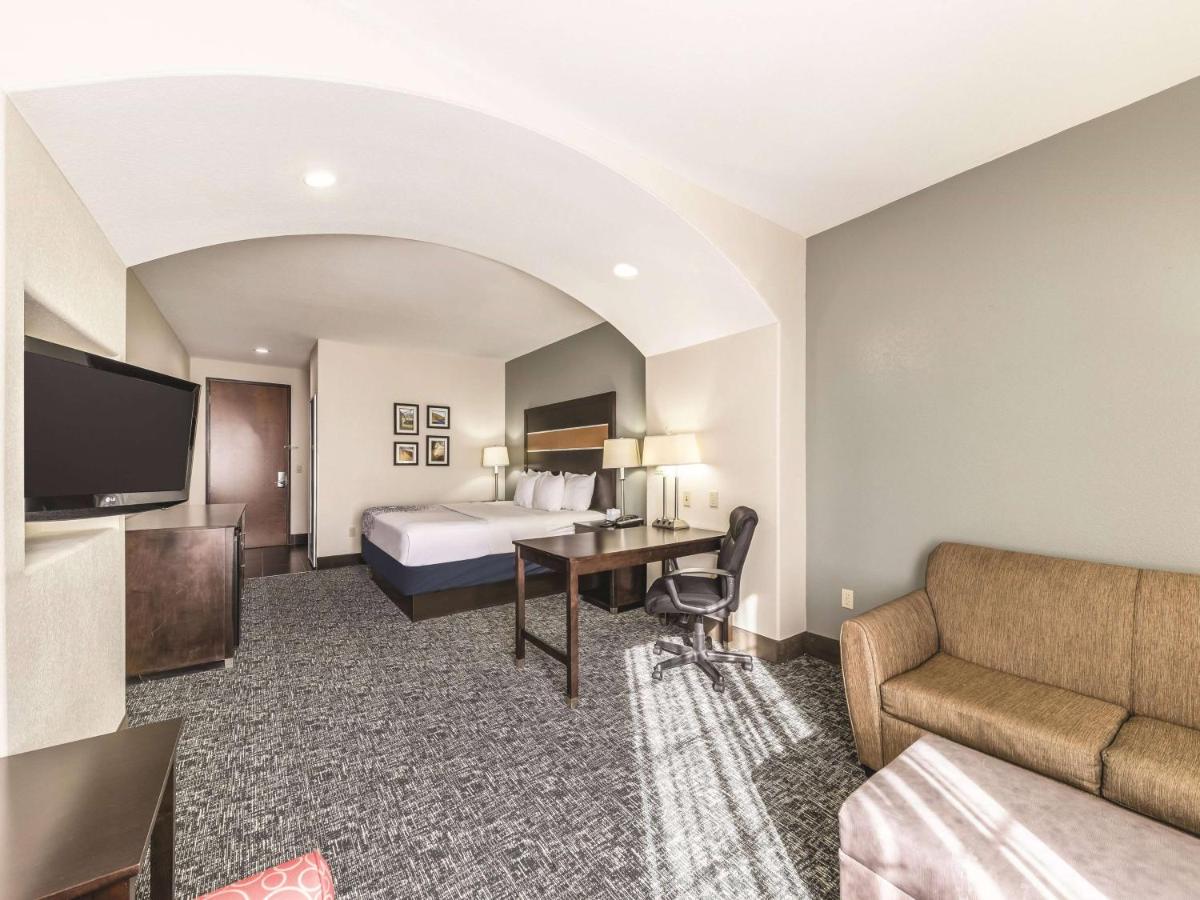 Executive King Room at La Quinta Inn & Suites by Wyndham Tulsa - Catoosa Route 66