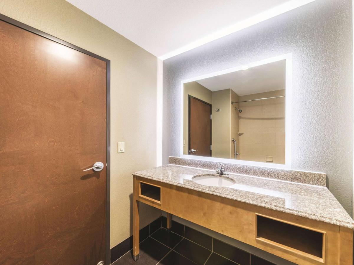 King Room with Sofa Bed at La Quinta Inn & Suites by Wyndham Tulsa - Catoosa Route 66