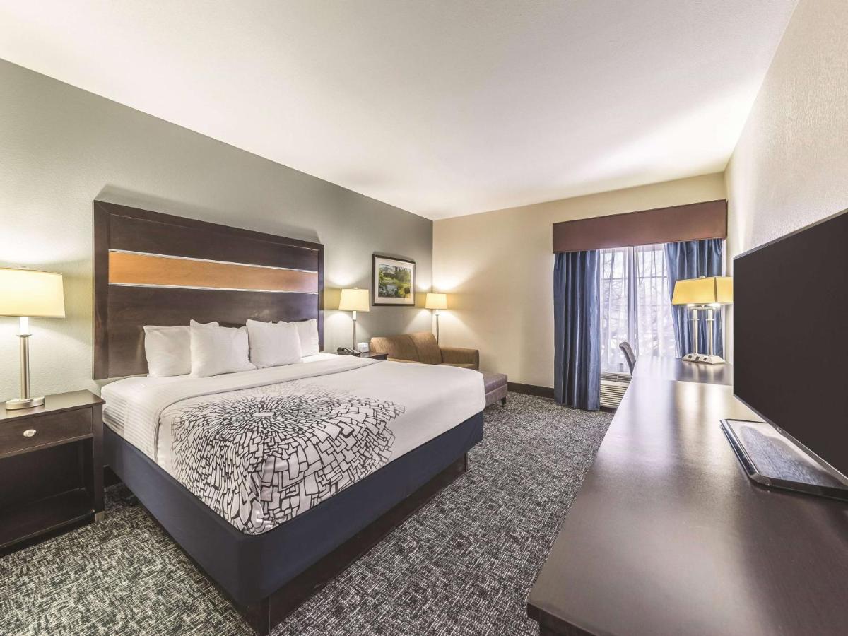 King Room with Sofa Bed at La Quinta Inn & Suites by Wyndham Tulsa - Catoosa Route 66