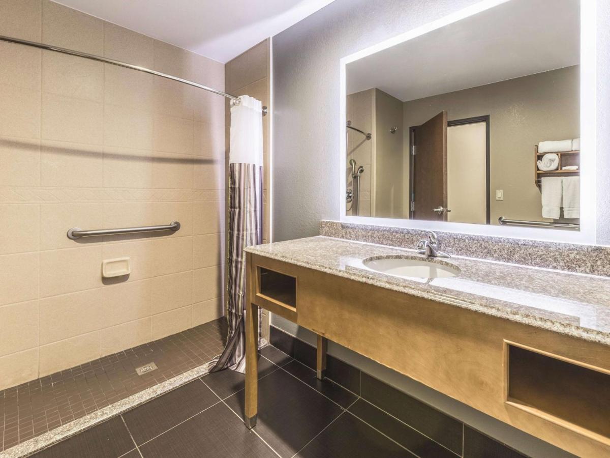 King Room - Mobility Access at La Quinta Inn & Suites by Wyndham Tulsa - Catoosa Route 66