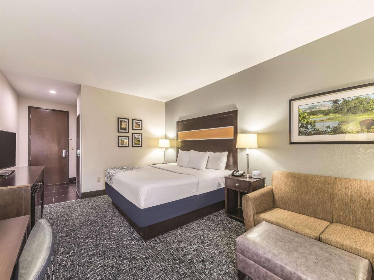 King Room with Sofa Bed at La Quinta Inn & Suites by Wyndham Tulsa - Catoosa Route 66