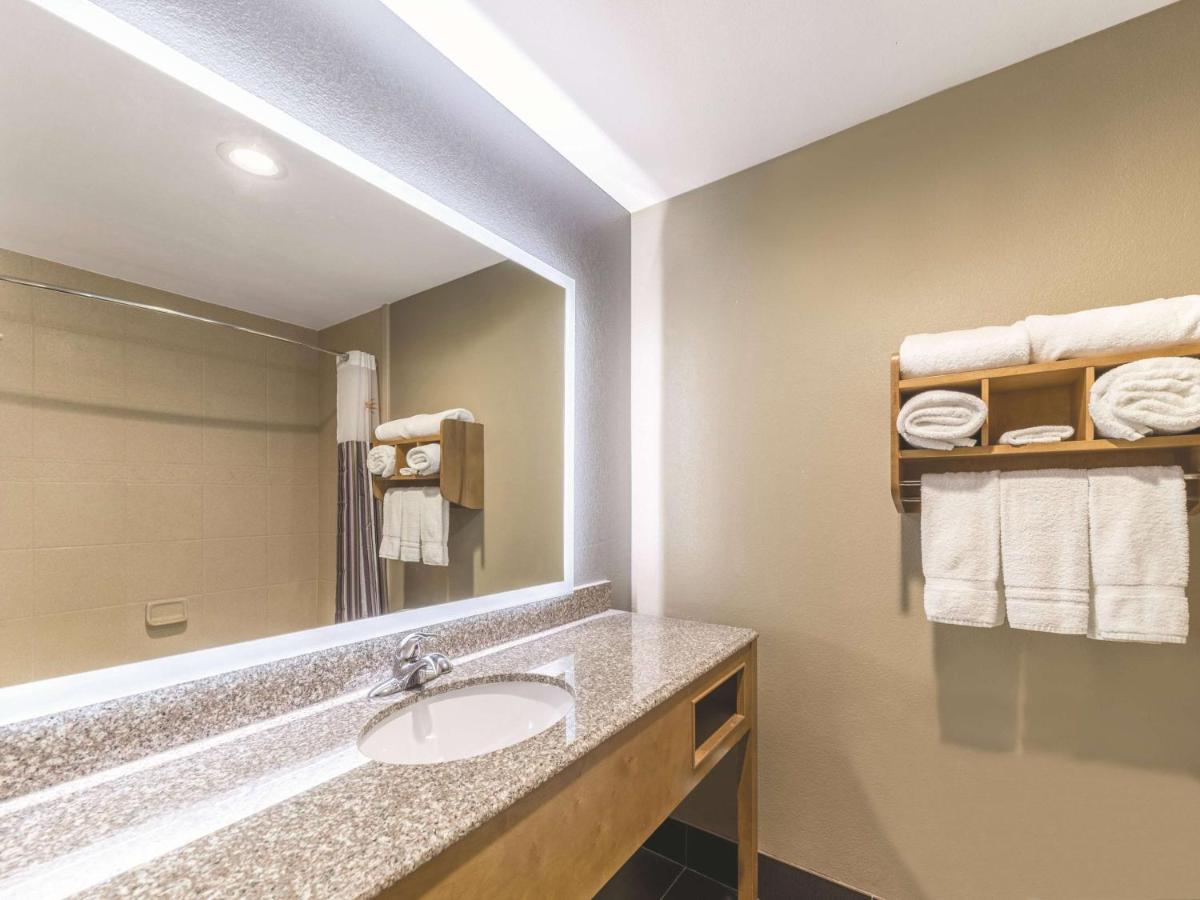 Executive King Room at La Quinta Inn & Suites by Wyndham Tulsa - Catoosa Route 66