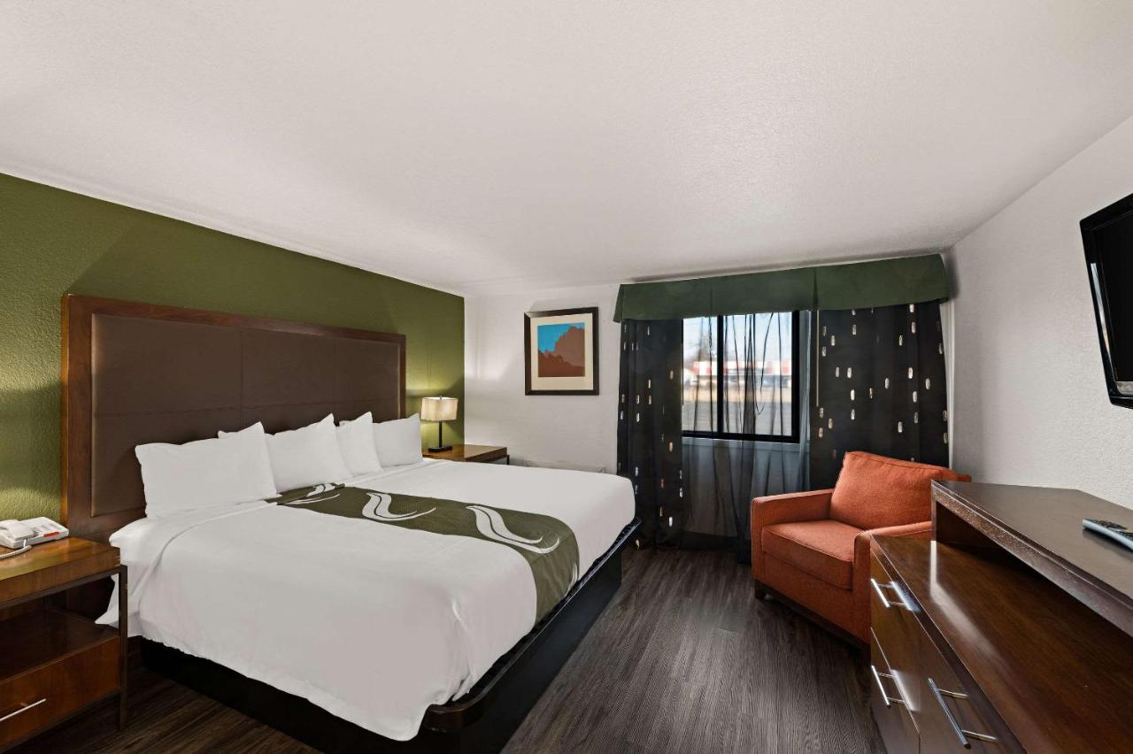 King Suite at Quality Inn & Suites Council Bluffs - Omaha East