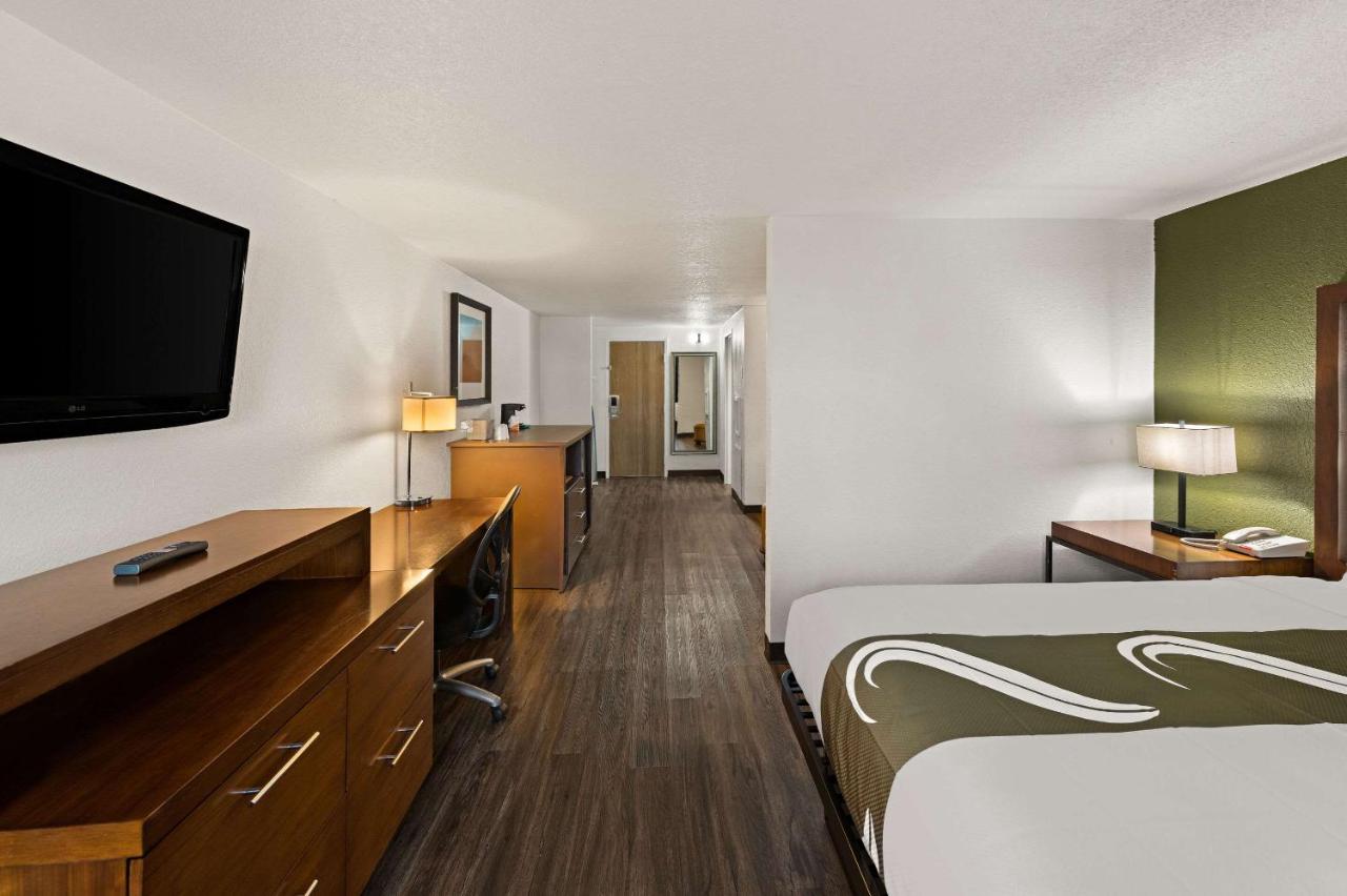 King Suite at Quality Inn & Suites Council Bluffs - Omaha East