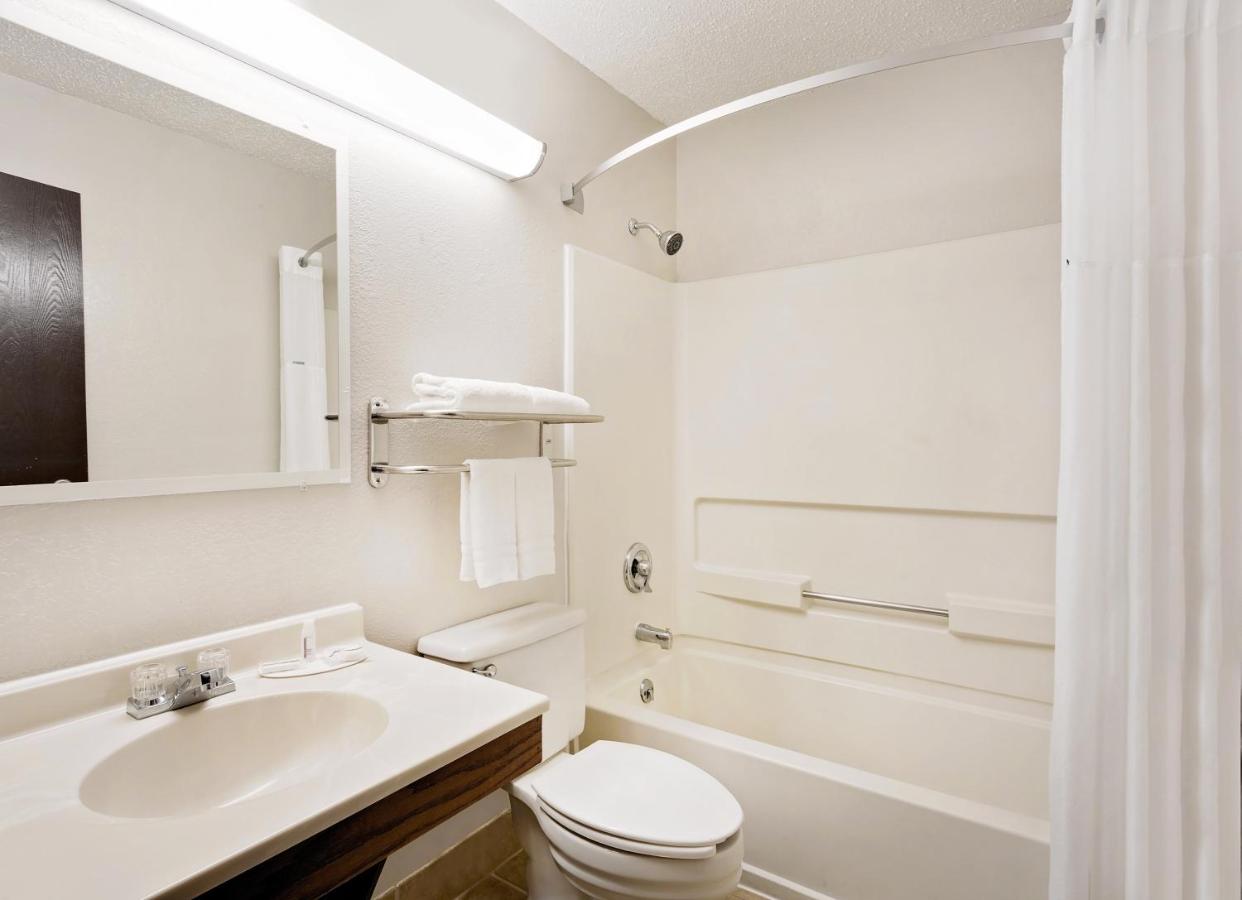1 Queen Bed, Mobility Accessible Room, Non-Smoking at Super 8 by Wyndham Waynesboro