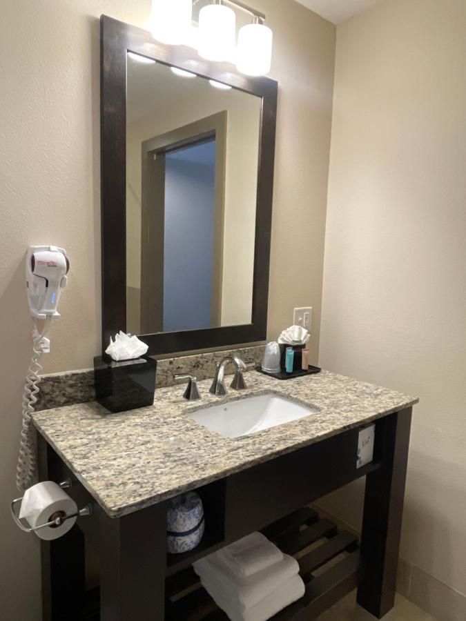 One Bedroom Deluxe Suite, Partial Ocean View at Days Inn by Wyndham Biloxi Beach