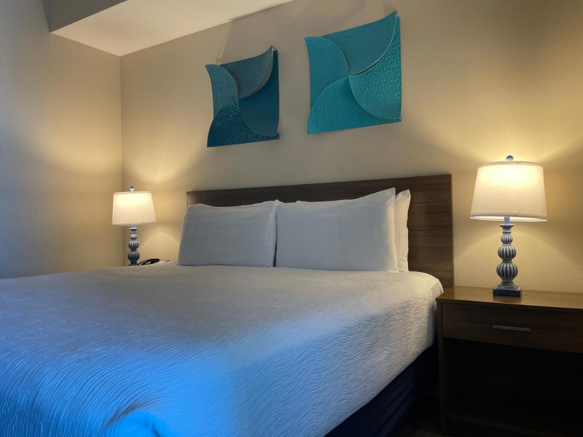 One Bedroom Deluxe Suite, Partial Ocean View at Days Inn by Wyndham Biloxi Beach