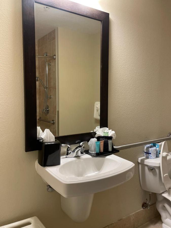 Studio Deluxe ADA, Partial Ocean View at Days Inn by Wyndham Biloxi Beach