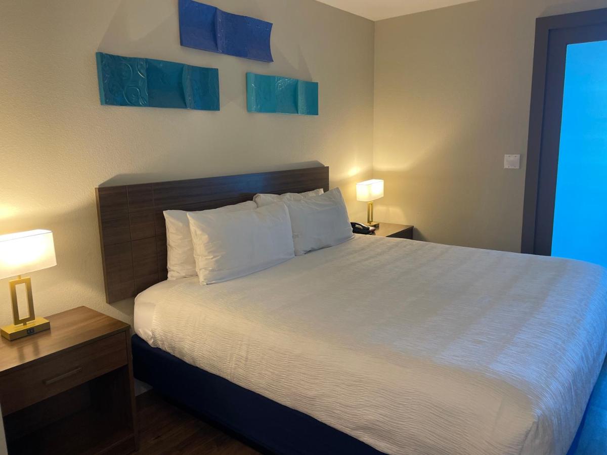 One Bedroom Suite, Partial Ocean View at Days Inn by Wyndham Biloxi Beach