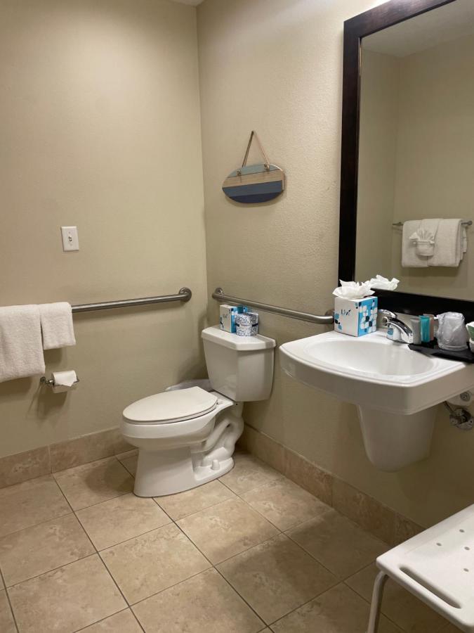 Studio Deluxe Roll-In Shower, Partial Ocean View at Days Inn by Wyndham Biloxi Beach