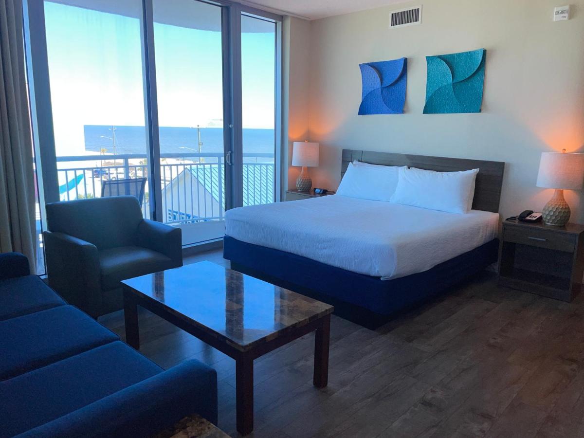 Studio Deluxe Roll-In Shower, Partial Ocean View at Days Inn by Wyndham Biloxi Beach