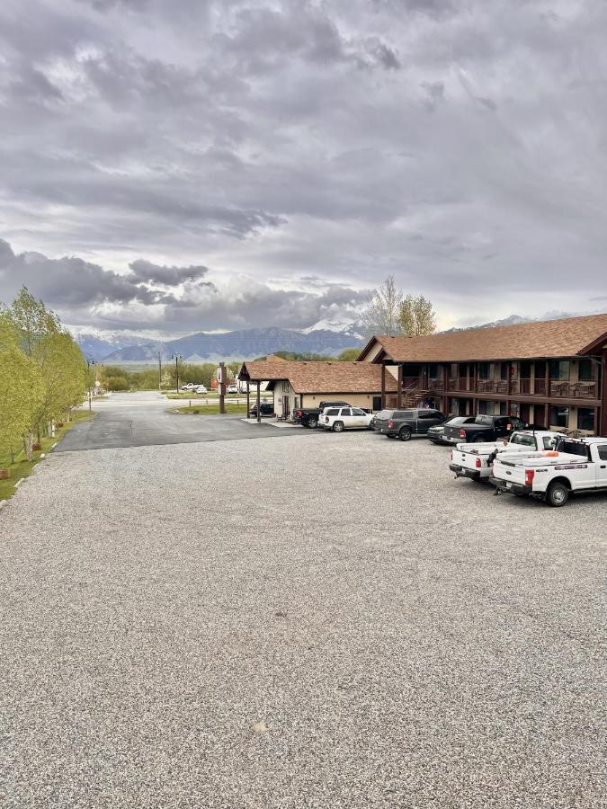 | Red Bear Inn