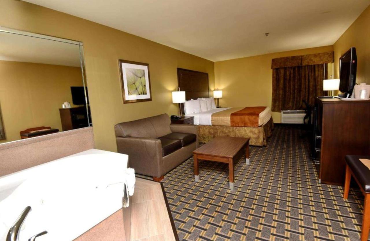 King Suite with Spa Bath at Best Western Zachary Inn