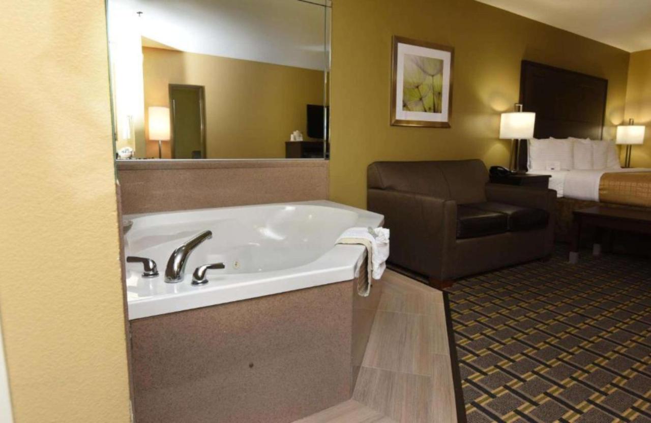 King Suite with Spa Bath at Best Western Zachary Inn