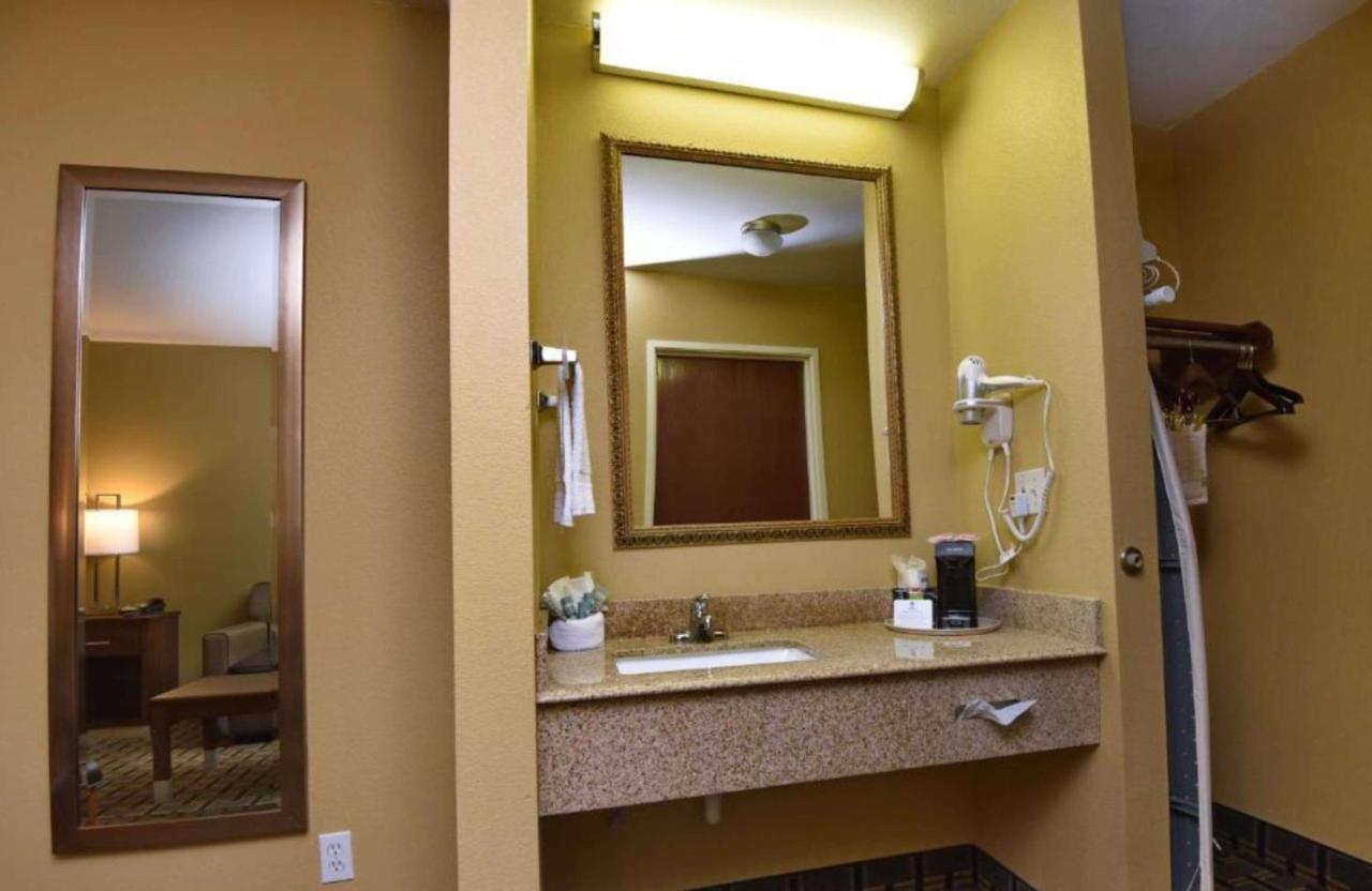 King Suite at Best Western Zachary Inn