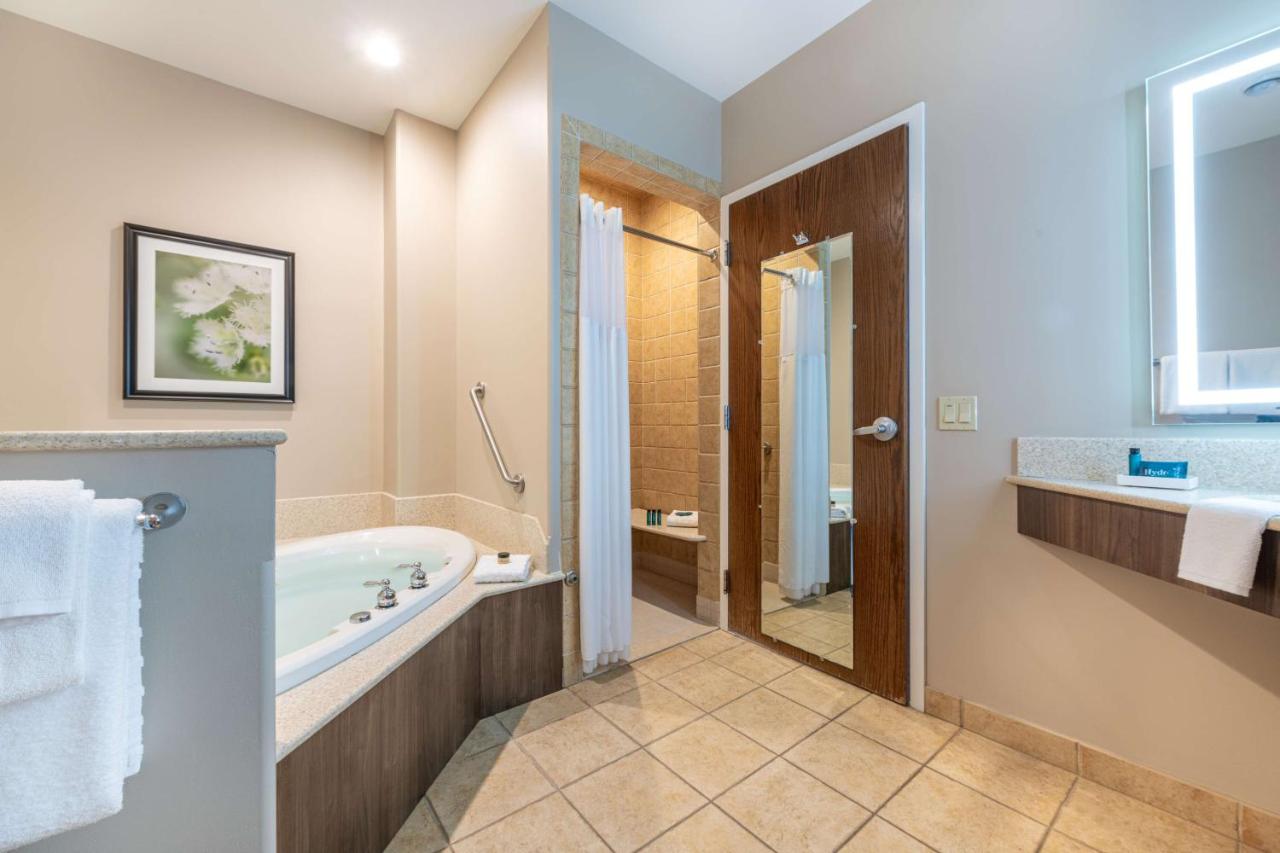 King Suite with Roll-In Shower - Disability Access at Best Western Plus Waterbury - Stowe
