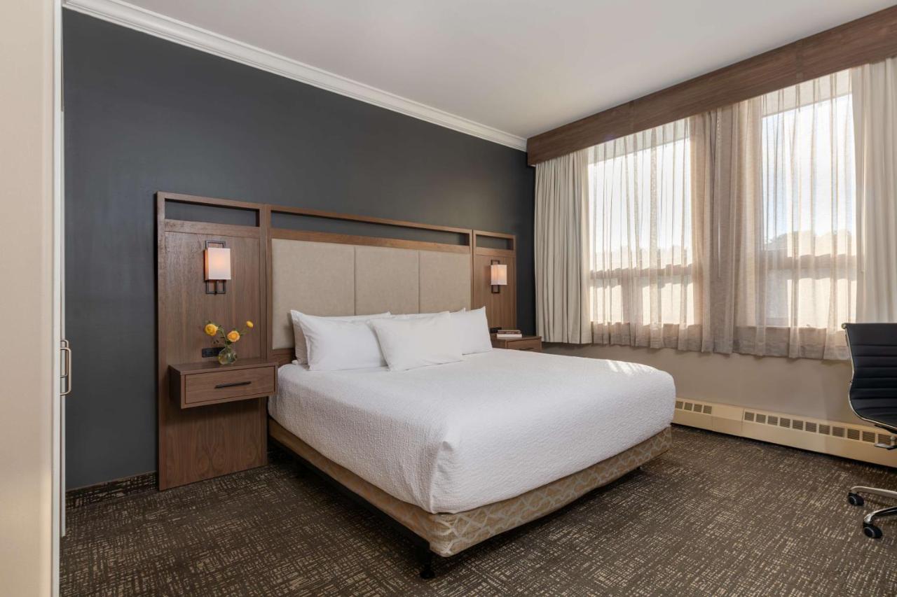King Suite with Walk-in Shower - Disability Access at Best Western Plus Waterbury - Stowe