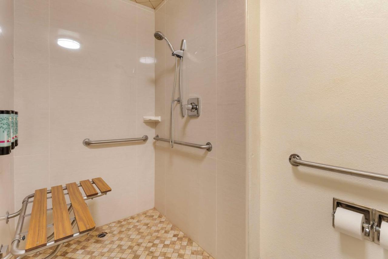 | Best Western Visalia Hotel