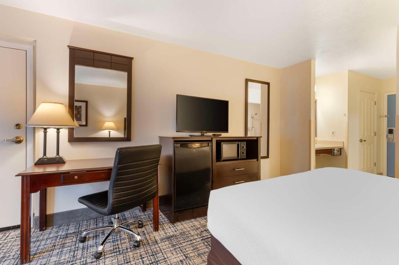 | Best Western Visalia Hotel