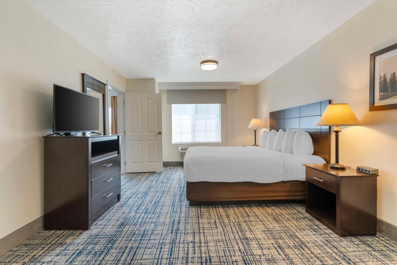 | Best Western Visalia Hotel