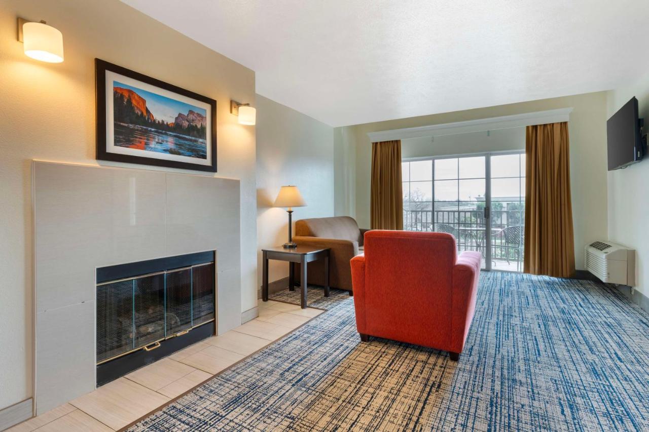 | Best Western Visalia Hotel