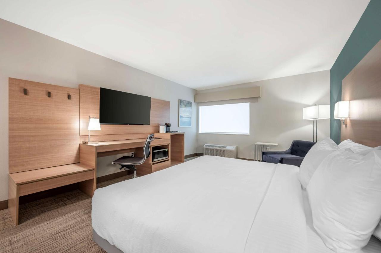 King Room with Roll-in Shower - Disability Access/Non-Smoking at Best Western River Cities