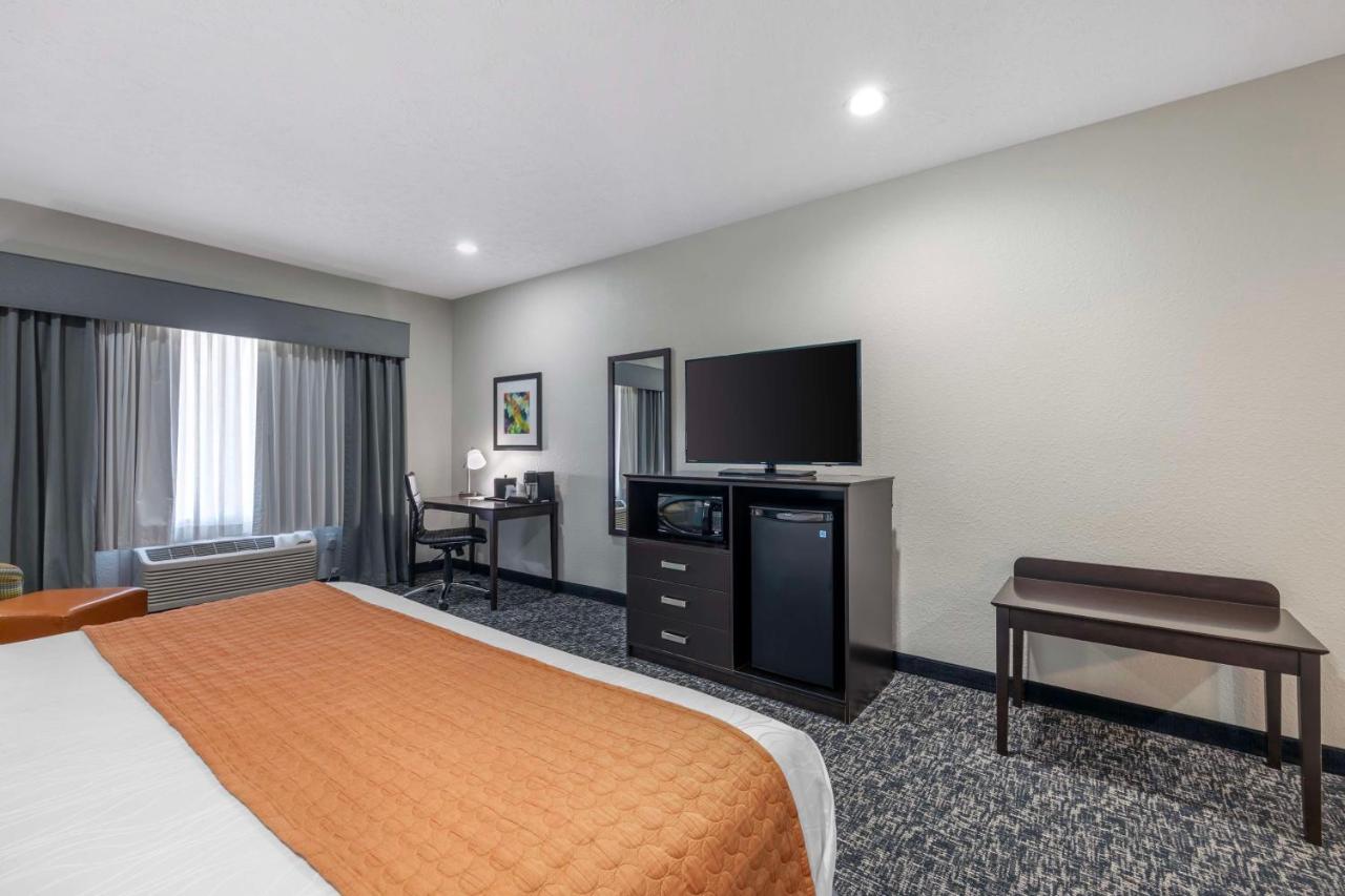 King Room with Mobility Accessible Bathtub at Best Western Plus Owensboro