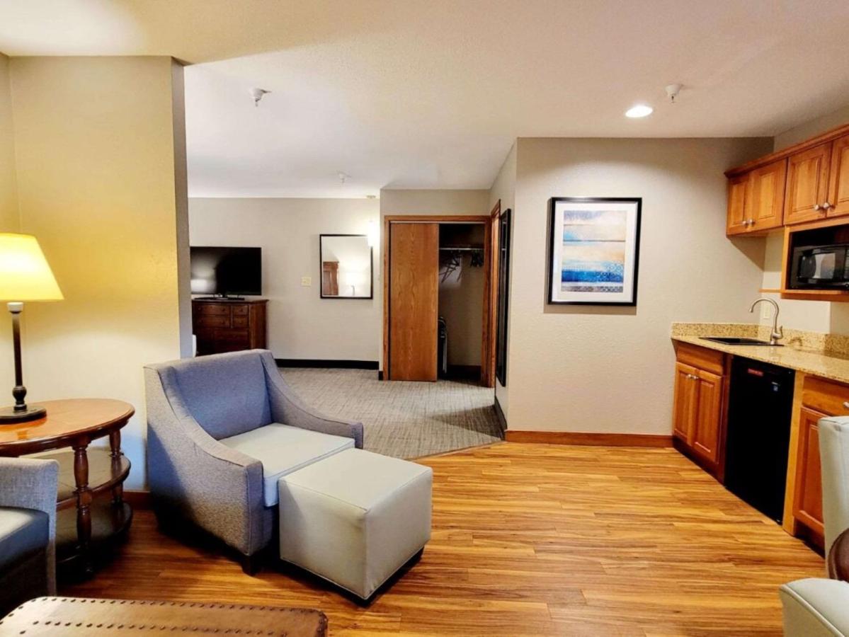 King Suite at Best Western Plus Dubuque Hotel & Conference Center