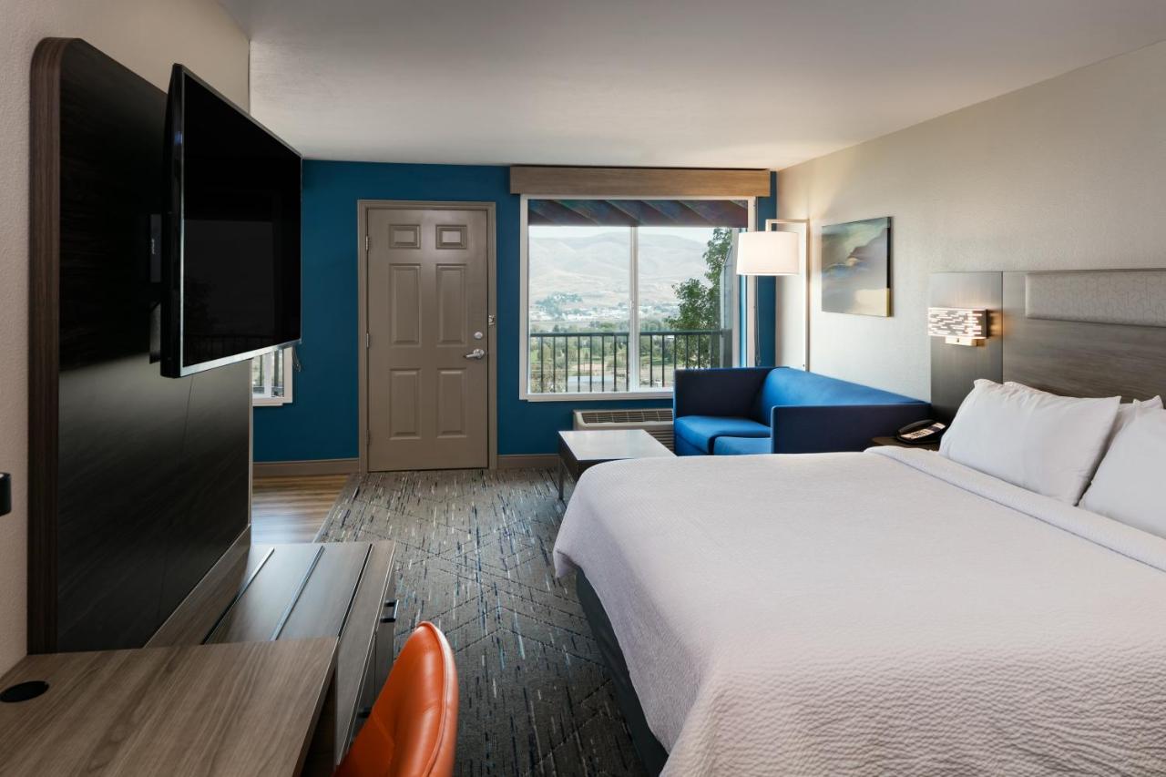 King Room with Roll in Shower - Hearing Accessible/Non-Smoking at Holiday Inn Express Lewiston by IHG