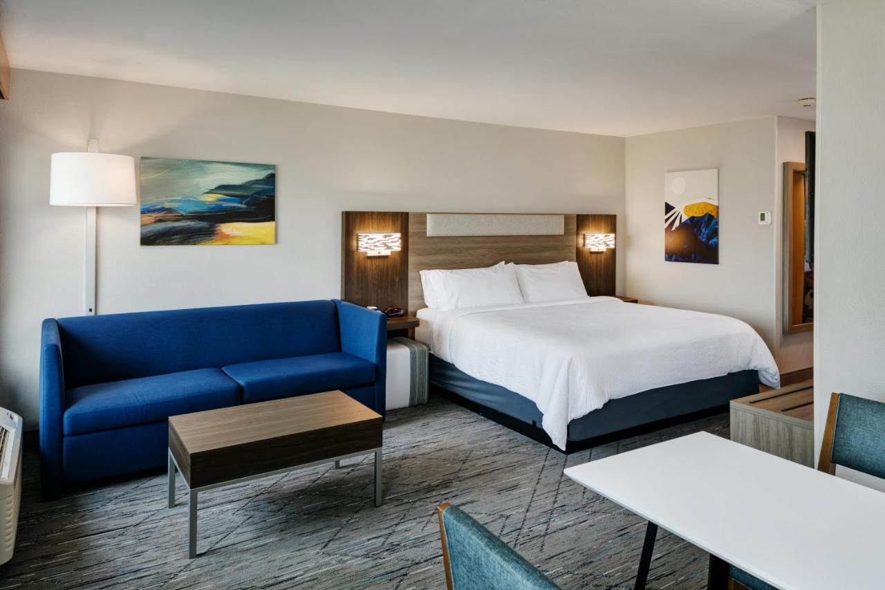 Deluxe King Room with Bath Tub - Hearing Accessible/Non-Smoking at Holiday Inn Express Lewiston by IHG