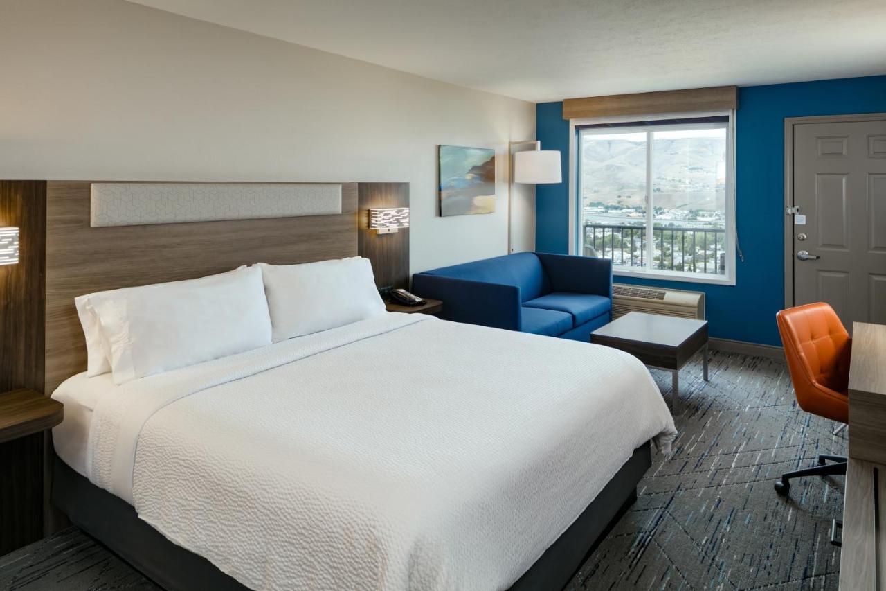 Deluxe King Room with Bath Tub - Hearing Accessible/Non-Smoking at Holiday Inn Express Lewiston by IHG