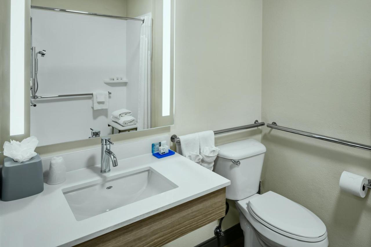 King Room with Roll in Shower - Hearing Accessible/Non-Smoking at Holiday Inn Express Lewiston by IHG