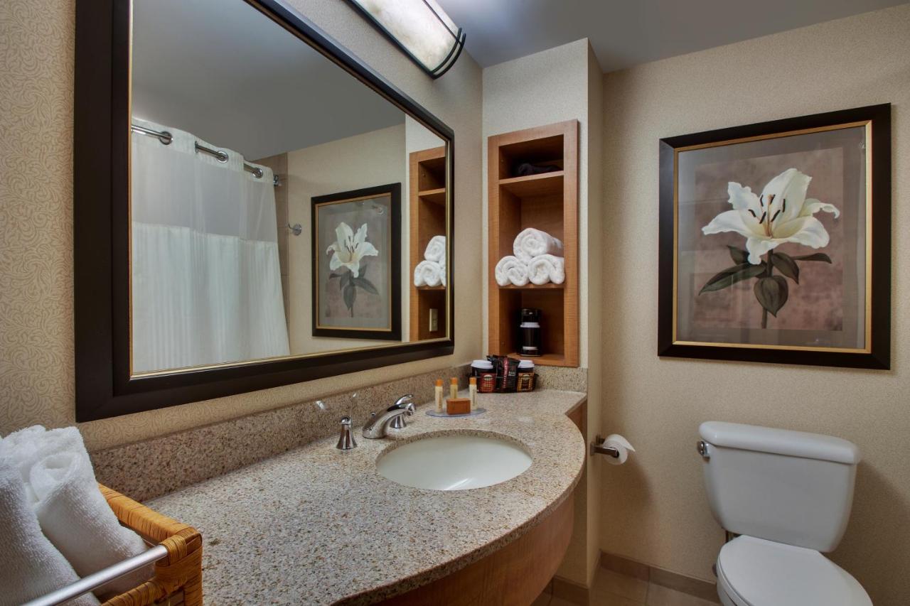 Deluxe King Room at Hollywood Casino Bangor