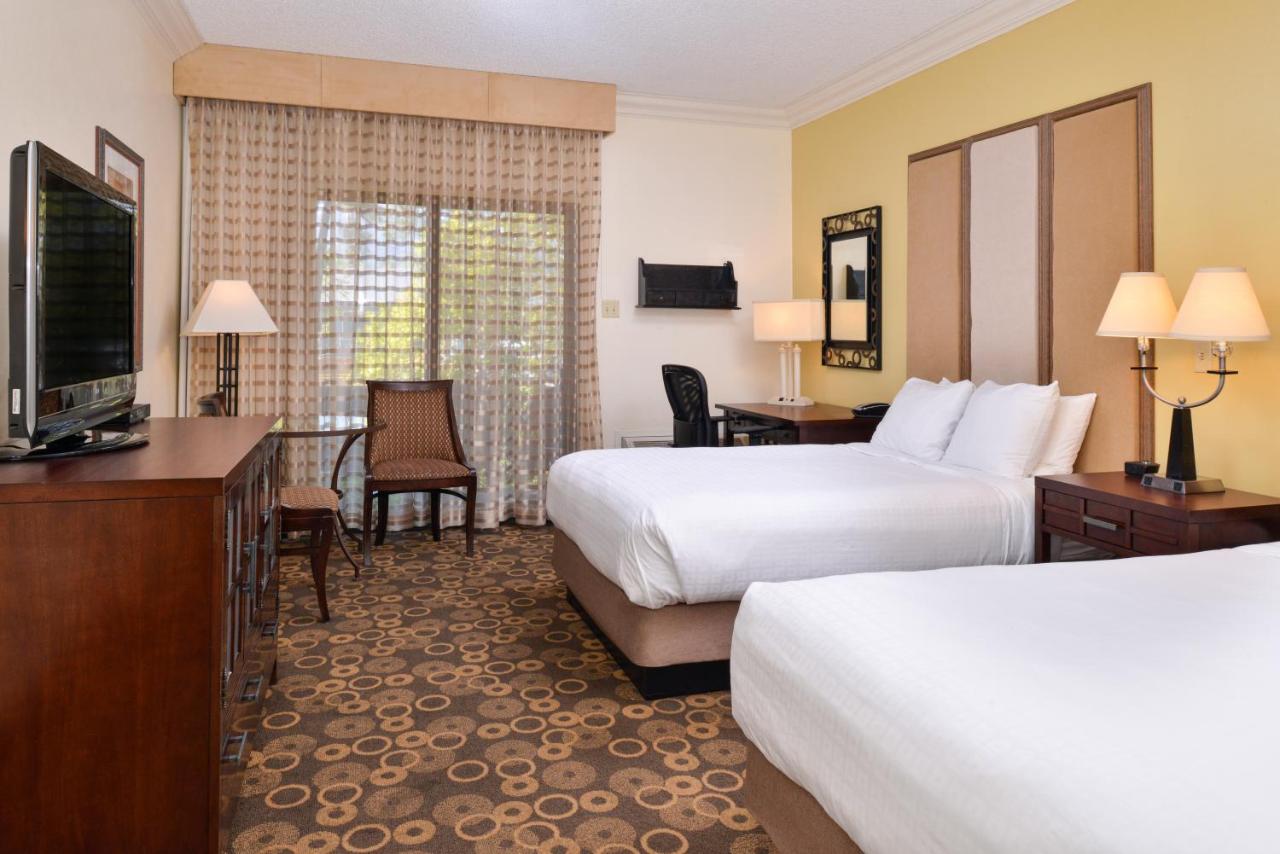 Deluxe Room with Queen Bed and Double Bed at Best Western Corte Madera Inn