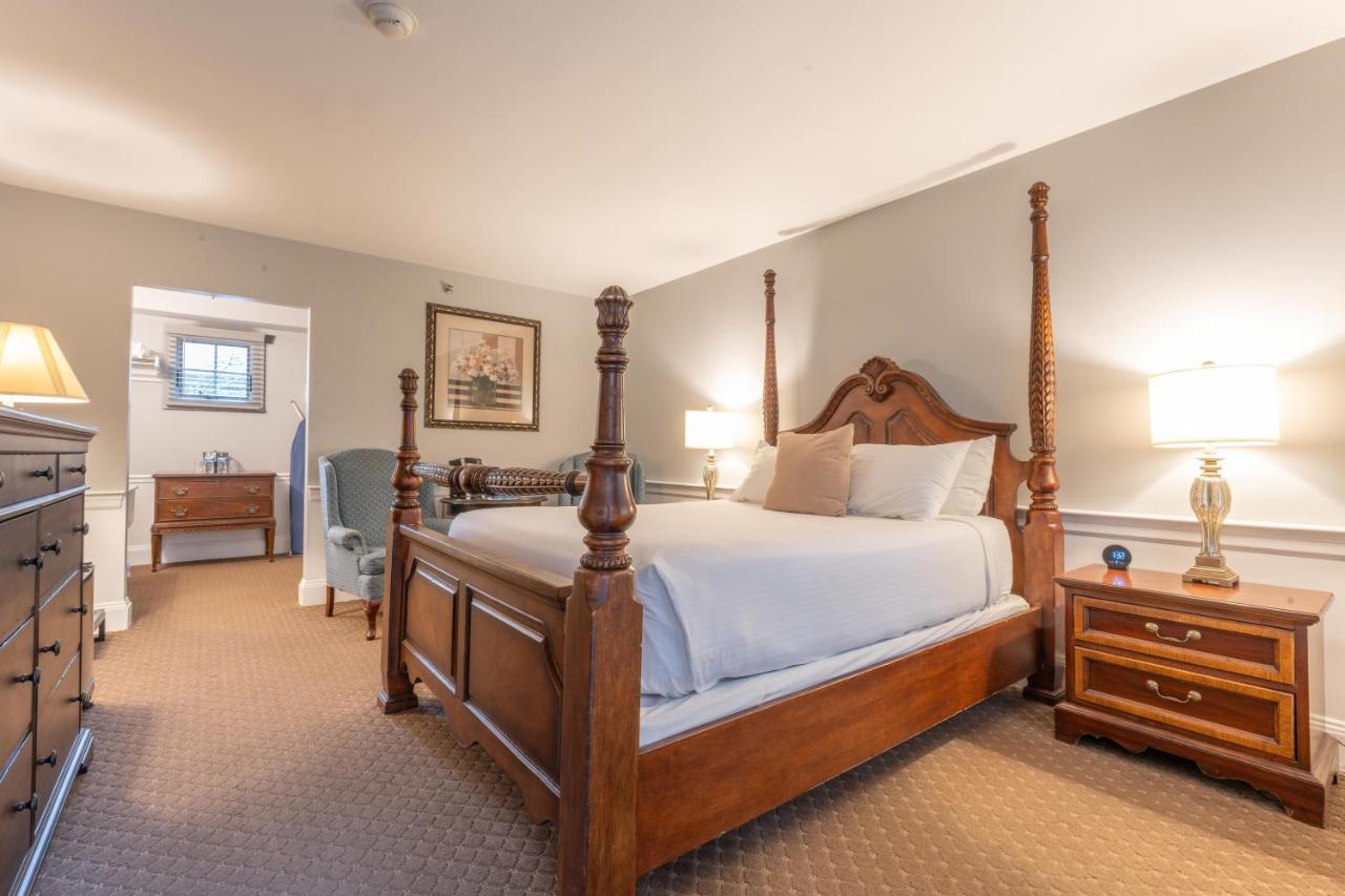 Queen Room at The Dan'l Webster Inn and Spa
