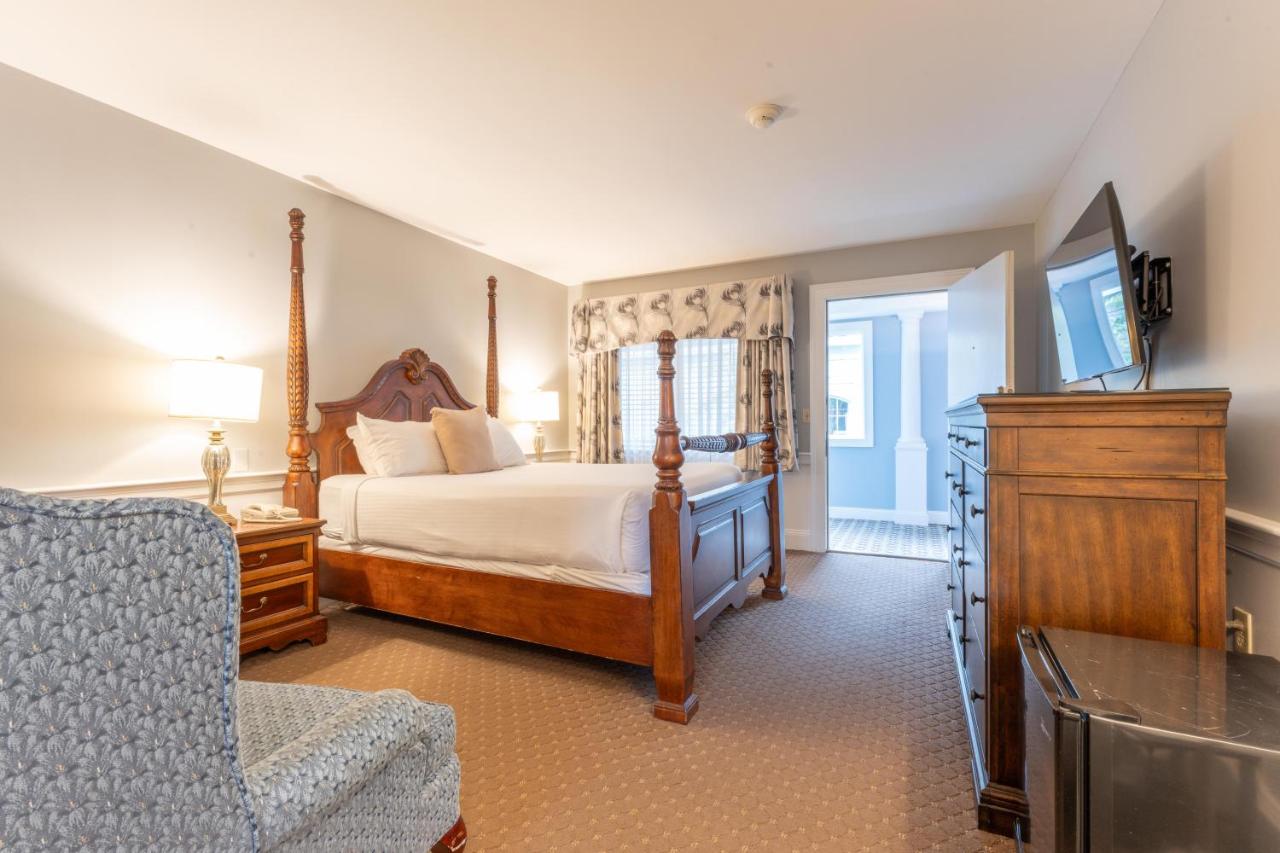 Queen Room at The Dan'l Webster Inn and Spa