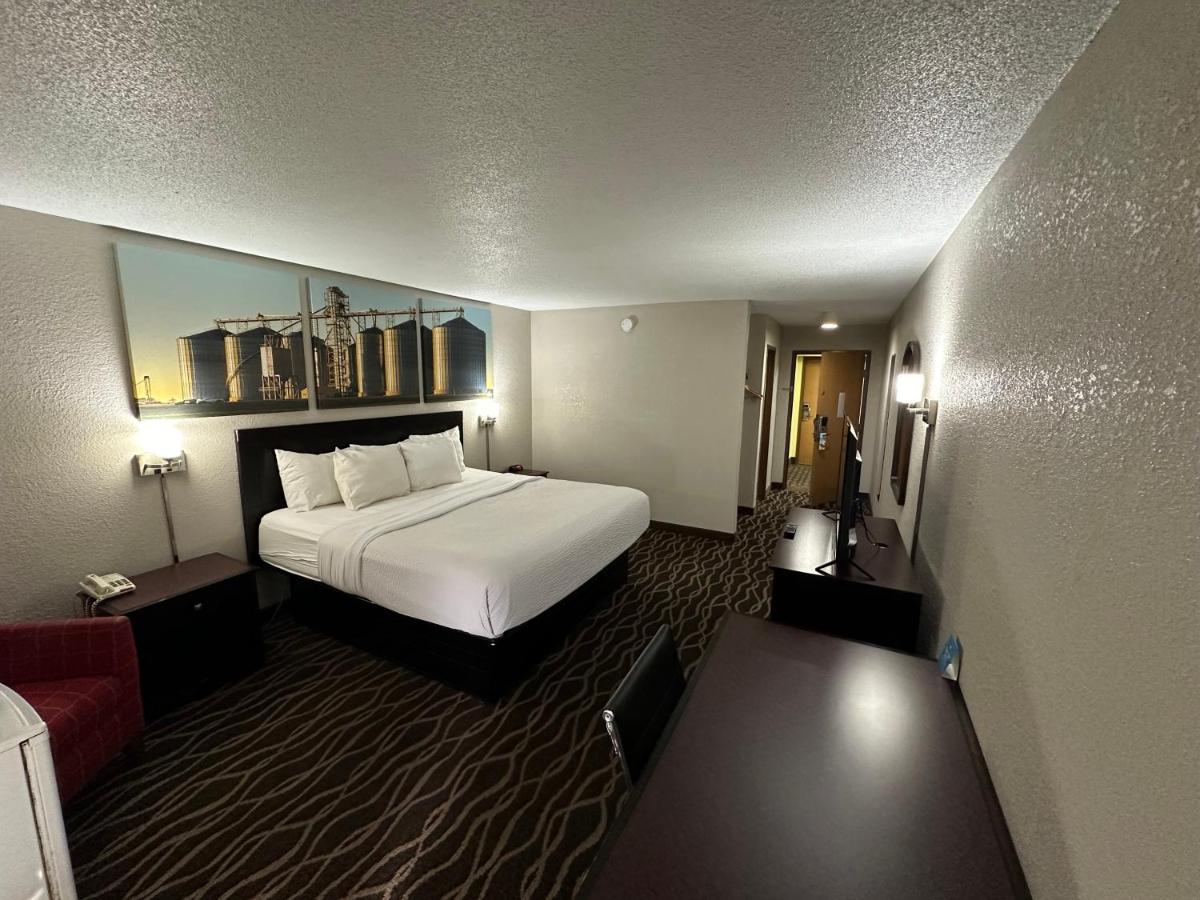 Deluxe King Room - Non-Smoking at Days Inn & Suites by Wyndham Casey
