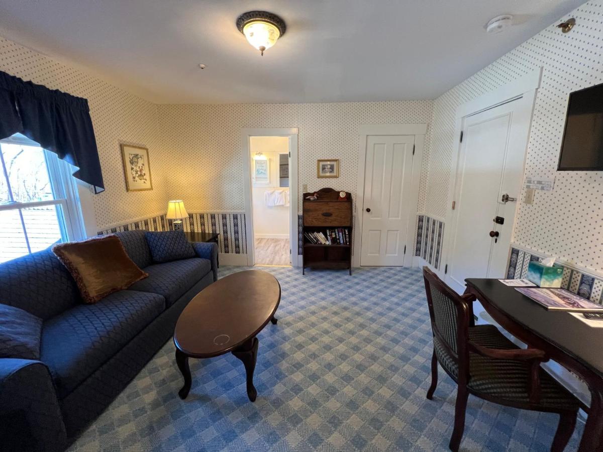 | Echo Lake Inn