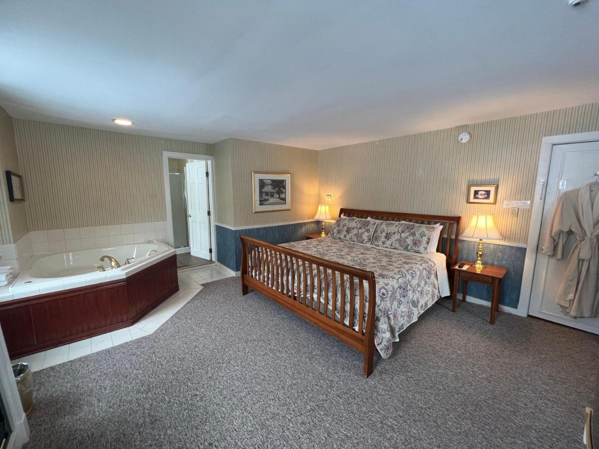 | Echo Lake Inn