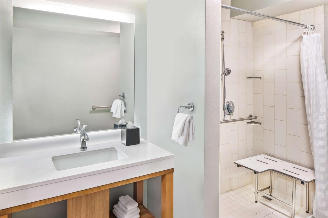 Queen Room with Two Queen Beds and City View - Disability Access/Shower at Hyatt Place Waikiki Beach