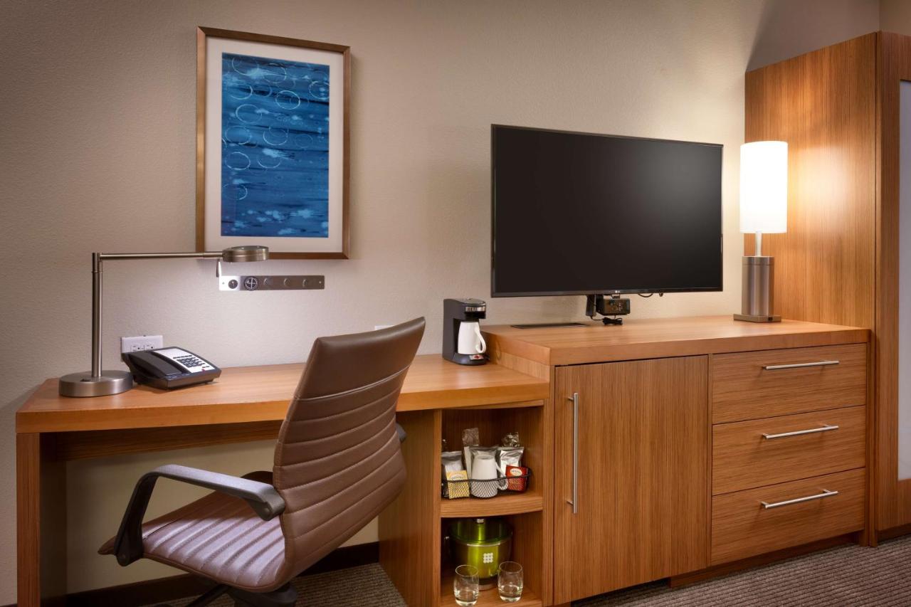 King Suite with Bay View - Dissability Access at Hyatt Place Emeryville/San Francisco Bay Area