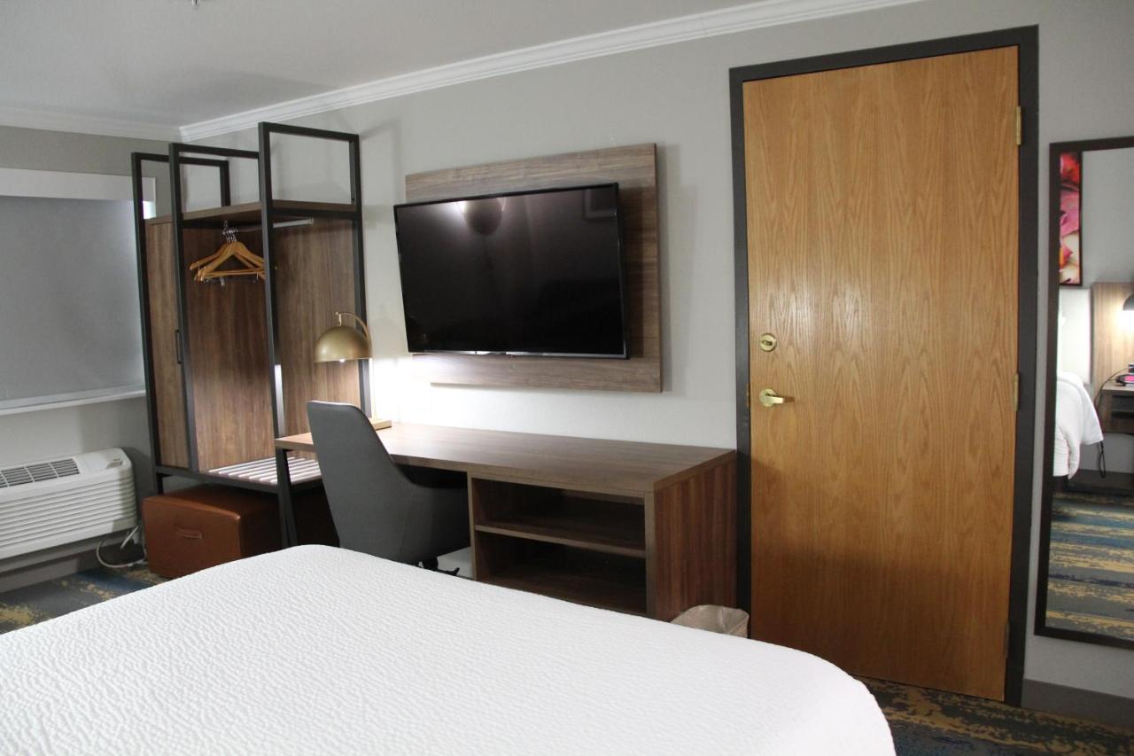 Deluxe Queen Room with Sofa Bed - Non-Smoking at La Quinta Inn & Suites by Wyndham Yakima Downtown