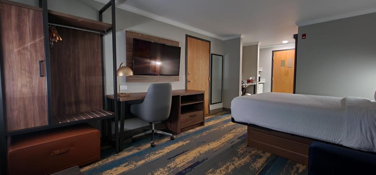 Deluxe Queen Room with Sofa Bed - Non-Smoking at La Quinta Inn & Suites by Wyndham Yakima Downtown