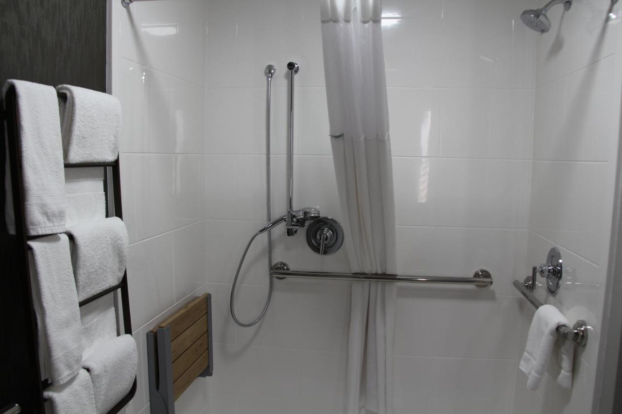 King Room with Roll-In Shower - Mobility Access/Non-Smoking at La Quinta Inn & Suites by Wyndham Yakima Downtown