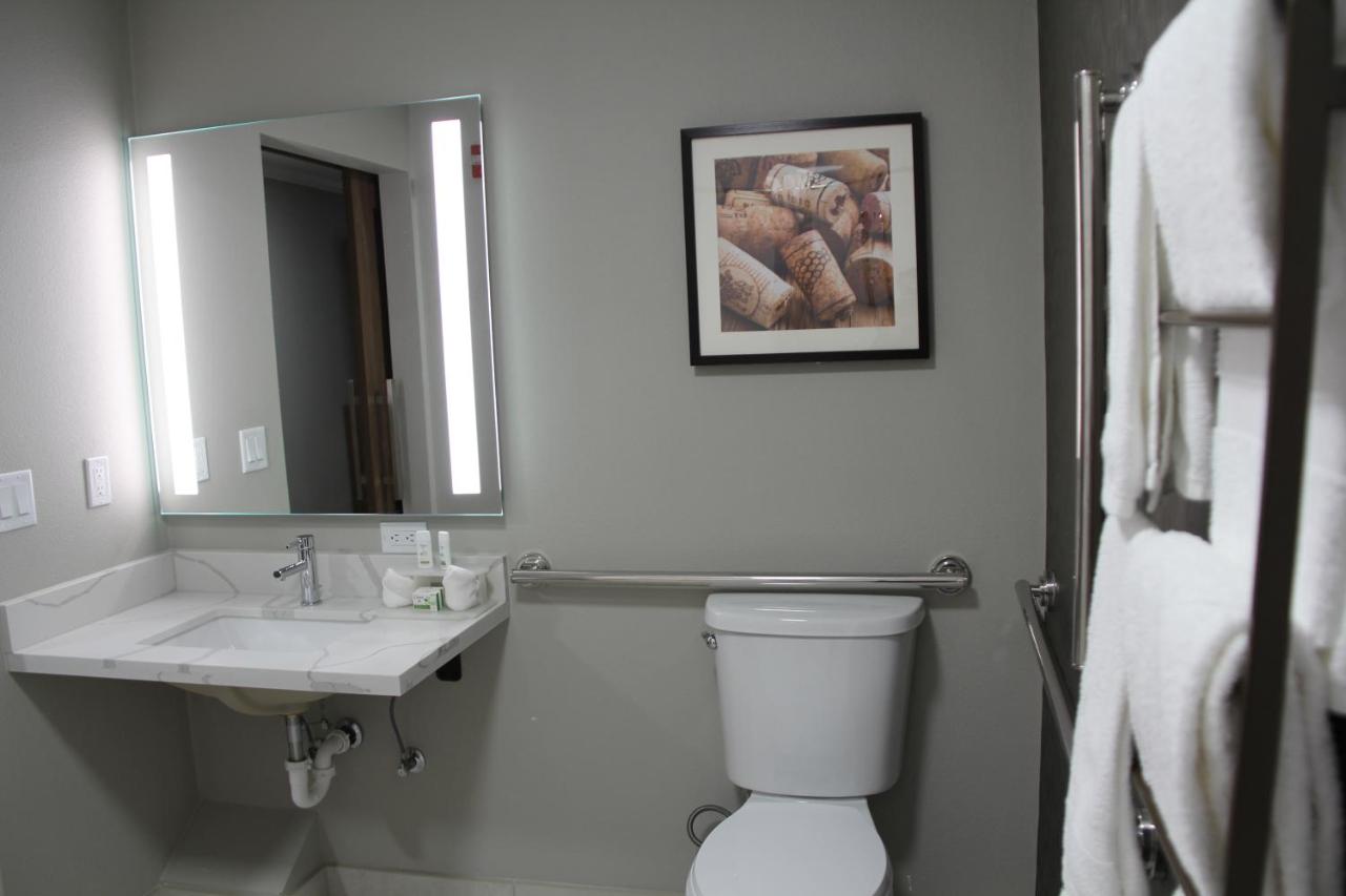 King Room with Roll-In Shower - Mobility Access/Non-Smoking at La Quinta Inn & Suites by Wyndham Yakima Downtown