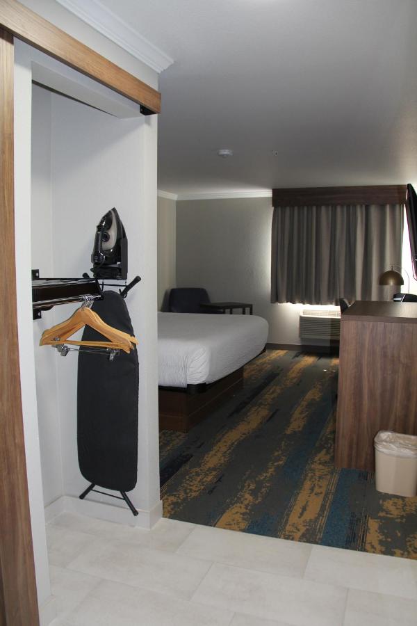 King Room with Roll-In Shower - Mobility Access/Non-Smoking at La Quinta Inn & Suites by Wyndham Yakima Downtown