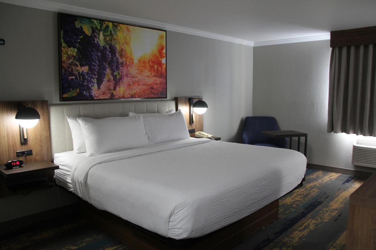 King Room with Roll-In Shower - Mobility Access/Non-Smoking at La Quinta Inn & Suites by Wyndham Yakima Downtown